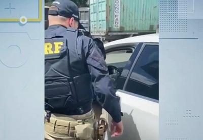 Sem conhecimento dos pais, adolescentes são flagrados viajando de carro, sozinhos Sem conhecimento dos pais, adolescentes são flagrados viajando de carro, sozinhos