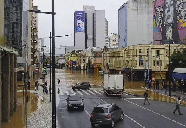 Prefeitura de Porto Alegre pede que população saia do Centro Histórico Prefeitura de Porto Alegre pede que população saia do Centro Histórico