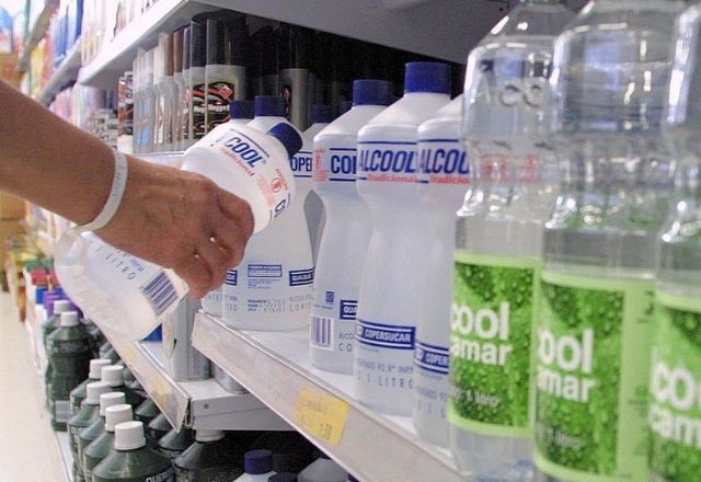 Imagem da noticia Anvisa volta a proibir venda de álcool líquido 70%