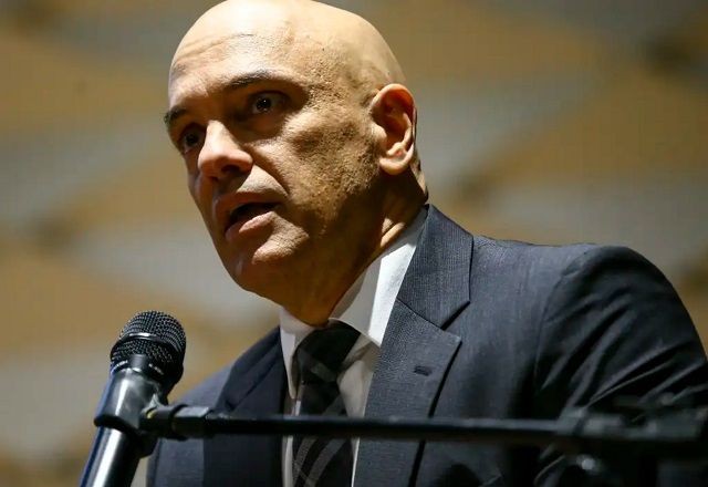 Imagem da noticia Moraes concede liberdade provisória a ex-assessor de Bolsonaro