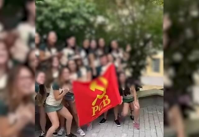 Imagem da noticia Colégio pune alunos por tirarem foto com bandeira de partido comunista
