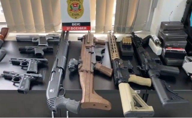 Polícia apreende arsenal de guerra em empresa de armazenamento na zona sul de São Paulo Polícia apreende arsenal de guerra em empresa de armazenamento na zona sul de São Paulo