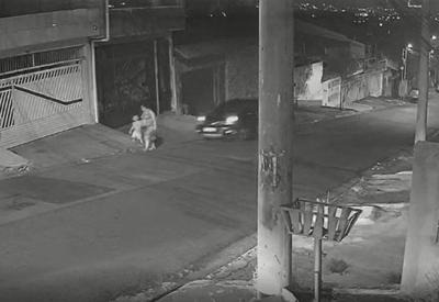 Grávida de gêmeos é atropelada em Guarulhos (SP); motorista foge sem prestar socorro Grávida de gêmeos é atropelada em Guarulhos (SP); motorista foge sem prestar socorro