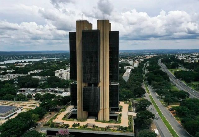 Imagem da noticia Projeção da inflação cai e do PIB volta a subir para 2024, diz Boletim Focus