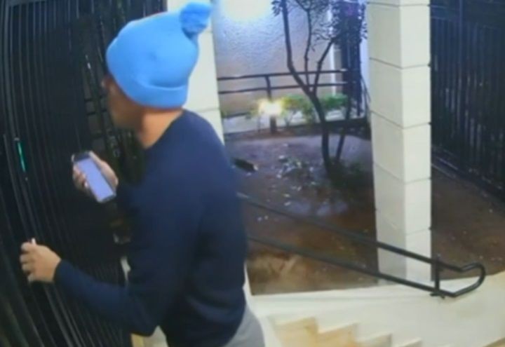 Imagem da noticia Se passando por morador, bandido invade prédio e faz família refém