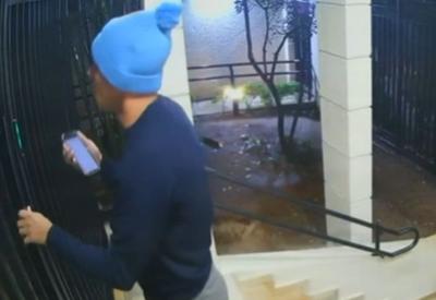 Se passando por morador, bandido invade prédio e faz família refém Se passando por morador, bandido invade prédio e faz família refém