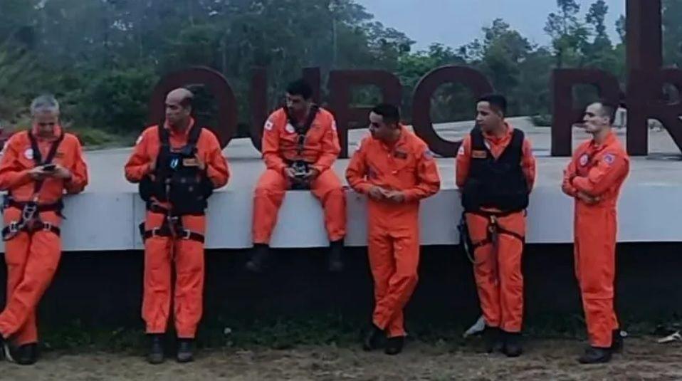 Tripulantes mortos na queda de helicóptero em Minas Gerais são velados Tripulantes mortos na queda de helicóptero em Minas Gerais são velados