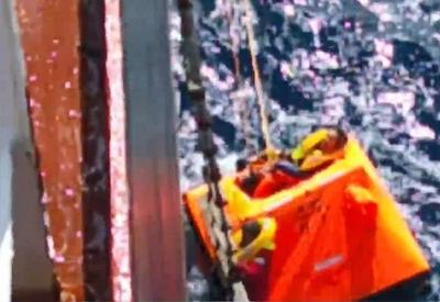 Brasileiro é resgatado em alto-mar após veleiro naufragar Brasileiro é resgatado em alto-mar após veleiro naufragar
