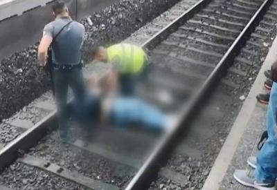 SP: Briga entre passageiros termina com queda nos trilhos da estação Palmeiras-Barra Funda  SP: Briga entre passageiros termina com queda nos trilhos da estação Palmeiras-Barra Funda