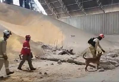 Haitiano soterrado por 10 mil toneladas de milho segue desaparecido Haitiano soterrado por 10 mil toneladas de milho segue desaparecido