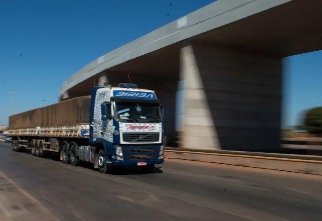Brasil enfrenta escassez de caminhoneiros e envelhecimento da categoria preocupa setor Brasil enfrenta escassez de caminhoneiros e envelhecimento da categoria preocupa setor
