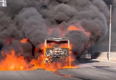 Caminhão carregado com entulho pega fogo na zona leste de São Paulo Caminhão carregado com entulho pega fogo na zona leste de São Paulo