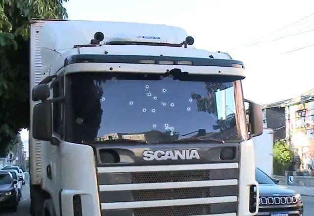 Caminhão é atingido por 17 tiros em tentativa de roubo no Rio de Janeiro Caminhão é atingido por 17 tiros em tentativa de roubo no Rio de Janeiro