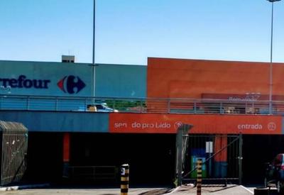 Funcionária do Carrefour é presa em Porto Alegre Funcionária do Carrefour é presa em Porto Alegre