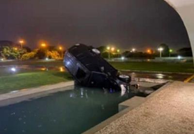 Carro cai no espelho d'água do Palácio do Planalto Carro cai no espelho d'água do Palácio do Planalto