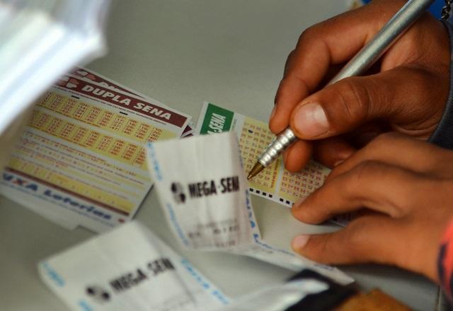 Mega-Sena acumula e chega a R$ 53 milhões; veja os números sorteados Mega-Sena acumula e chega a R$ 53 milhões; veja os números sorteados