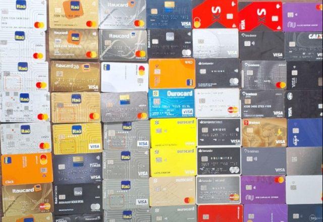 Polícia Militar prende homem com 71 cartões bancários em bloco de Carnaval em São Paulo Polícia Militar prende homem com 71 cartões bancários em bloco de Carnaval em São Paulo