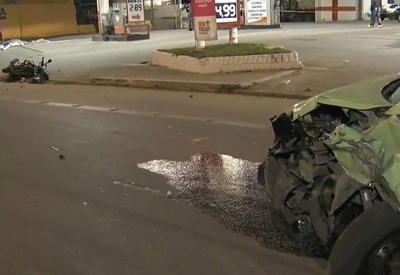 Casal em moto morre após carro invadir pista contrária em Guarulhos (SP) Casal em moto morre após carro invadir pista contrária em Guarulhos (SP)