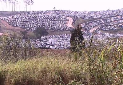 "Cemitério de carros" abandonados gera polêmica em Jacareí (SP) "Cemitério de carros" abandonados gera polêmica em Jacareí (SP)