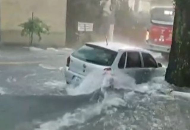 Imagem da noticia Enchentes e carros submersos: Quem paga essa conta?