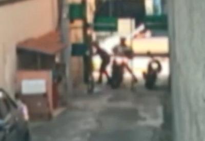 Ex-atirador de elite do Bope é baleado durante assalto; bandidos levaram moto Ex-atirador de elite do Bope é baleado durante assalto; bandidos levaram moto