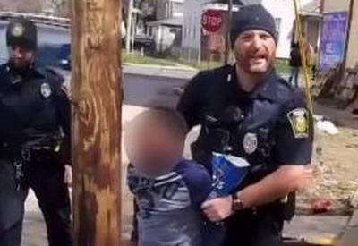 Vídeo: criança é detida por policiais nos EUA por roubo de salgadinho Vídeo: criança é detida por policiais nos EUA por roubo de salgadinho