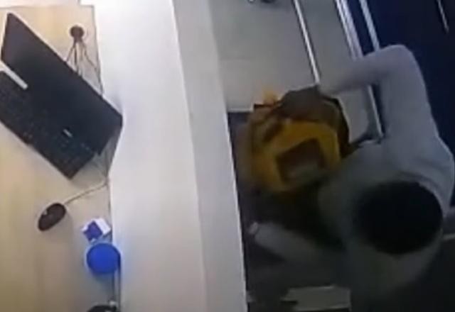 Imagem da noticia Flagrante: criminosos roubam desfibriladores em hospitais do RJ