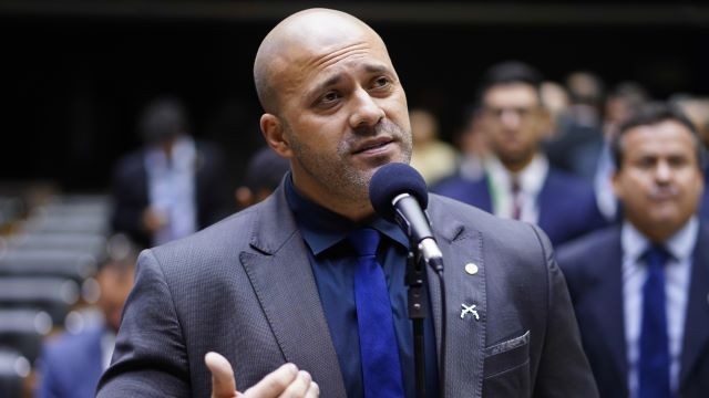 Imagem da noticia Moraes dá 48 horas para defesa de Daniel Silveira entregar arma