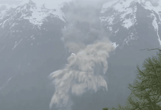Imagem da noticia Deslizamento de geleira destrói vila nos Alpes suíços e deixa homem desaparecido