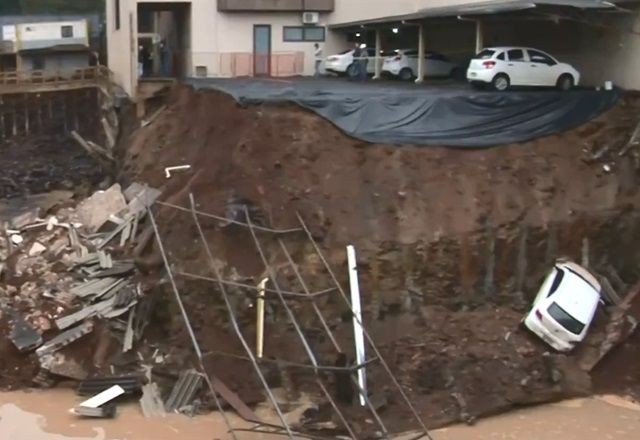 Imagem da noticia Desmoronamento de terra esvazia prédio e arrasta carro em SC
