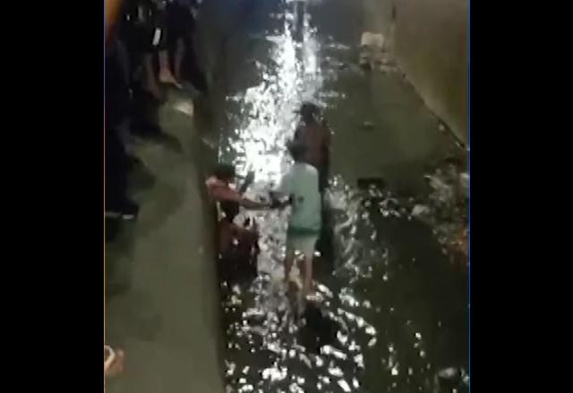 Imagem da noticia Assaltantes são acuados com fogo e rojões em canal de esgoto no ES