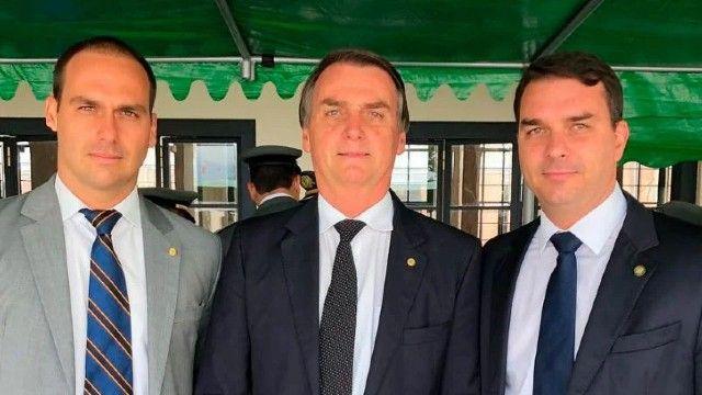 Filhos de Bolsonaro acreditam em novas sanções dos EUA e chamam julgamento no STF de "teatro armado" Filhos de Bolsonaro acreditam em novas sanções dos EUA e chamam julgamento no STF de "teatro armado"