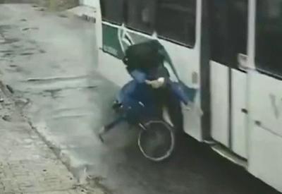 Ônibus atropela e quase passa por cima de entregador Ônibus atropela e quase passa por cima de entregador