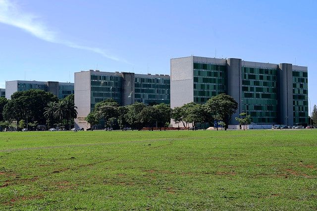 Imagem da noticia Servidores aumentam pressão ao governo e insistem em aumento para 2024