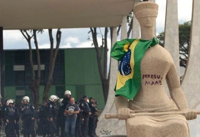 Imagem da noticia Moraes tira sigilo de processo sobre mulher que pichou estátua do STF