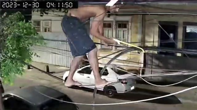 Imagem da noticia Câmera flagra queda de ladrão pendurado em fiação no Rio