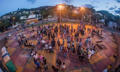 Folião assedia policial feminina e é preso em Belo Horizonte Folião assedia policial feminina e é preso em Belo Horizonte