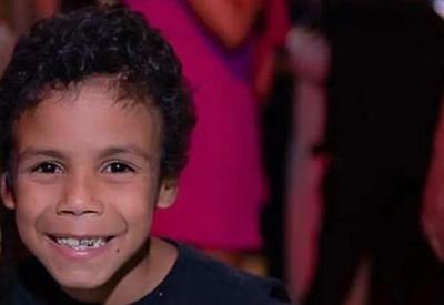Criança de 7 anos é morta pelo pai adotivo por abrir geladeira Criança de 7 anos é morta pelo pai adotivo por abrir geladeira