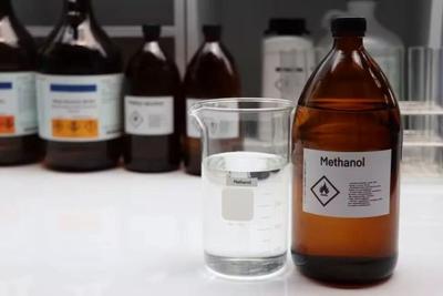 Brasil permanece com 59 casos confirmados de intoxicação por metanol; suspeitos chegam a 45 Brasil permanece com 59 casos confirmados de intoxicação por metanol; suspeitos chegam a 45