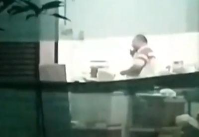 Homem que lambeu sorvetes em fábrica diz que produção “era para a família” Homem que lambeu sorvetes em fábrica diz que produção “era para a família”