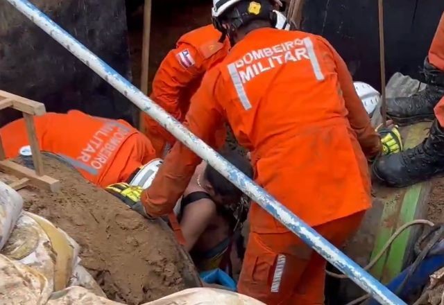 Imagem da noticia Funcionário cai em tubulação de esgoto durante obra e é resgatado após 9 horas em Salvador