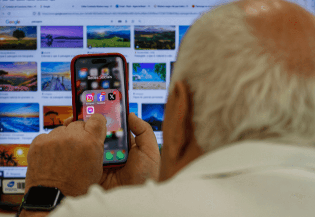 IBGE diz que 9 a cada 10 pessoas com 10 anos ou mais usam a internet; maior salto é entre idosos IBGE diz que 9 a cada 10 pessoas com 10 anos ou mais usam a internet; maior salto é entre idosos