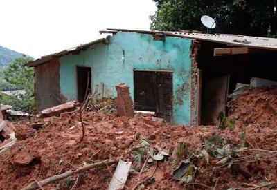 Pessoas são retiradas de casas e buscas continuam pelo 6º dia no litoral de SP Pessoas são retiradas de casas e buscas continuam pelo 6º dia no litoral de SP
