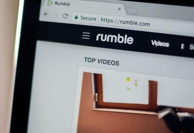 Imagem da noticia Polêmico influenciador estreia podcast no Rumble; entenda nova plataforma