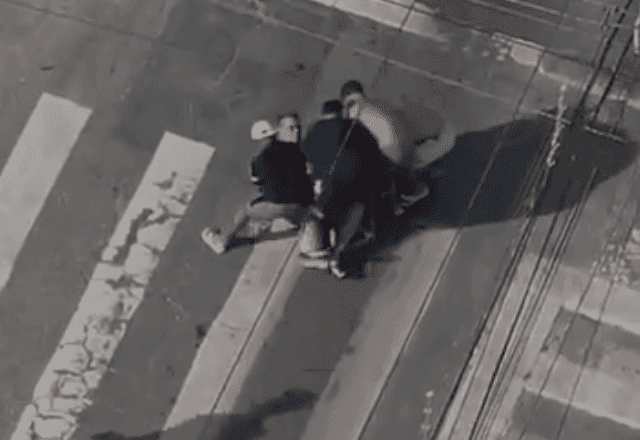 Homem é brutalmente atacado por dez criminosos em plena luz do dia em praia do Guarujá Homem é brutalmente atacado por dez criminosos em plena luz do dia em praia do Guarujá