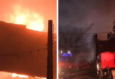 Incêndio atinge empresa de óleo para carros em Guarulhos (SP) Incêndio atinge empresa de óleo para carros em Guarulhos (SP)