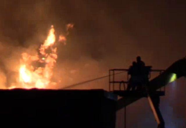 Incêndio em empresa de reciclagem em Guarulhos segue sem controle após 24 horas Incêndio em empresa de reciclagem em Guarulhos segue sem controle após 24 horas