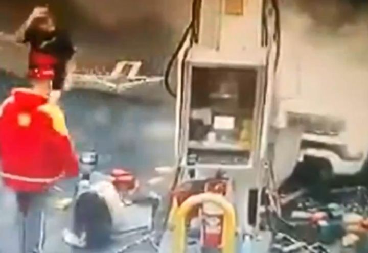 Imagem da noticia Jogador embriagado bate carro em bomba de posto de combustível
