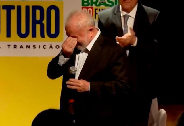 Lula chora ao dizer que meta do governo é combater a fome e a pobreza Lula chora ao dizer que meta do governo é combater a fome e a pobreza