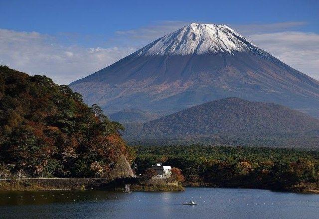 Com um mês de atraso, neve volta ao topo do Monte Fuji Com um mês de atraso, neve volta ao topo do Monte Fuji